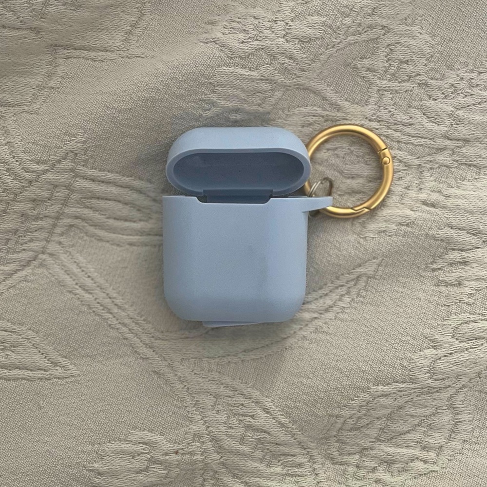 NWOT Light Purple Airpod Case With Gold Keychain